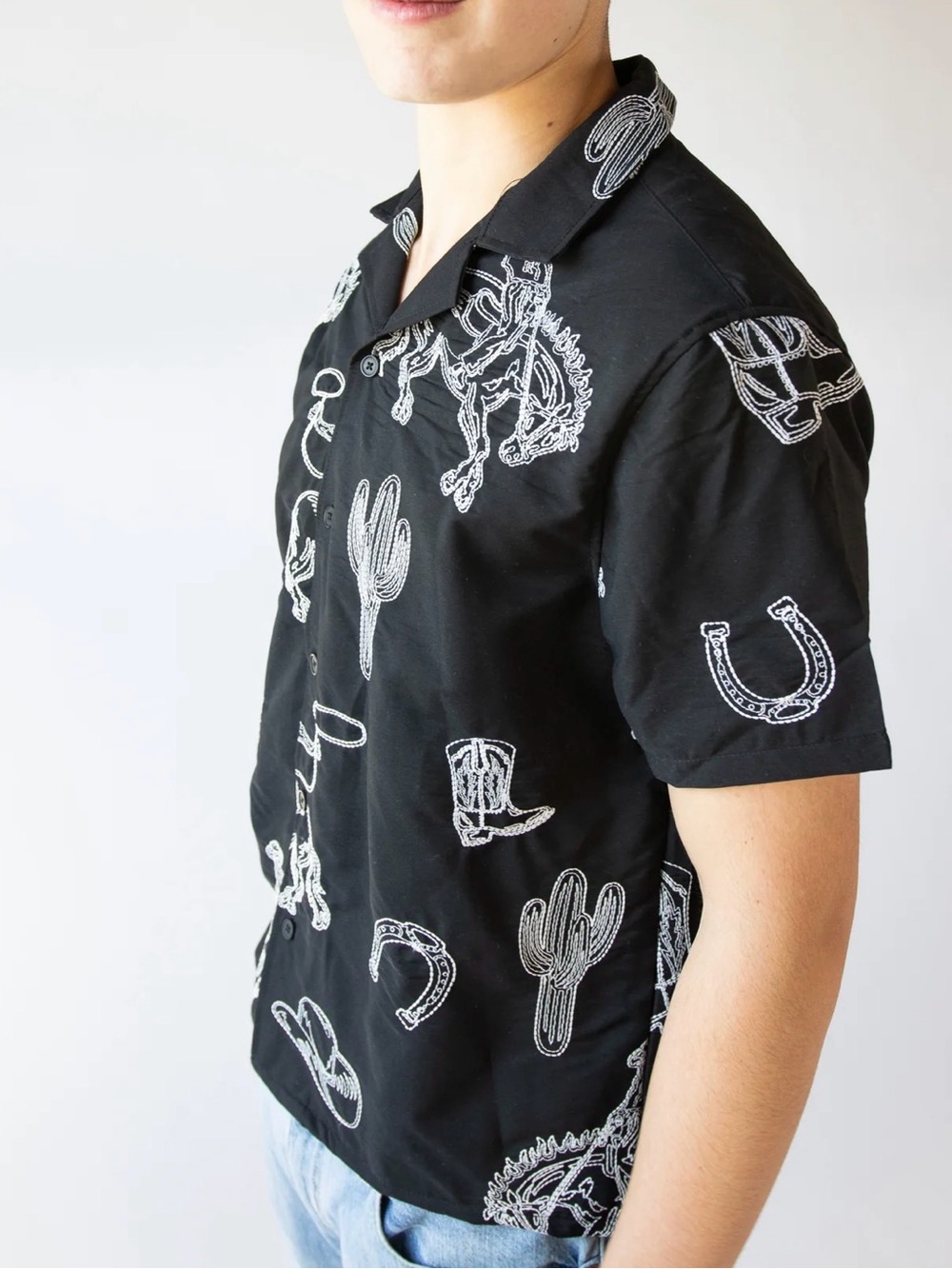 EMBROIDERED COWBOY CROP FIT BUTTON UP SHIRT